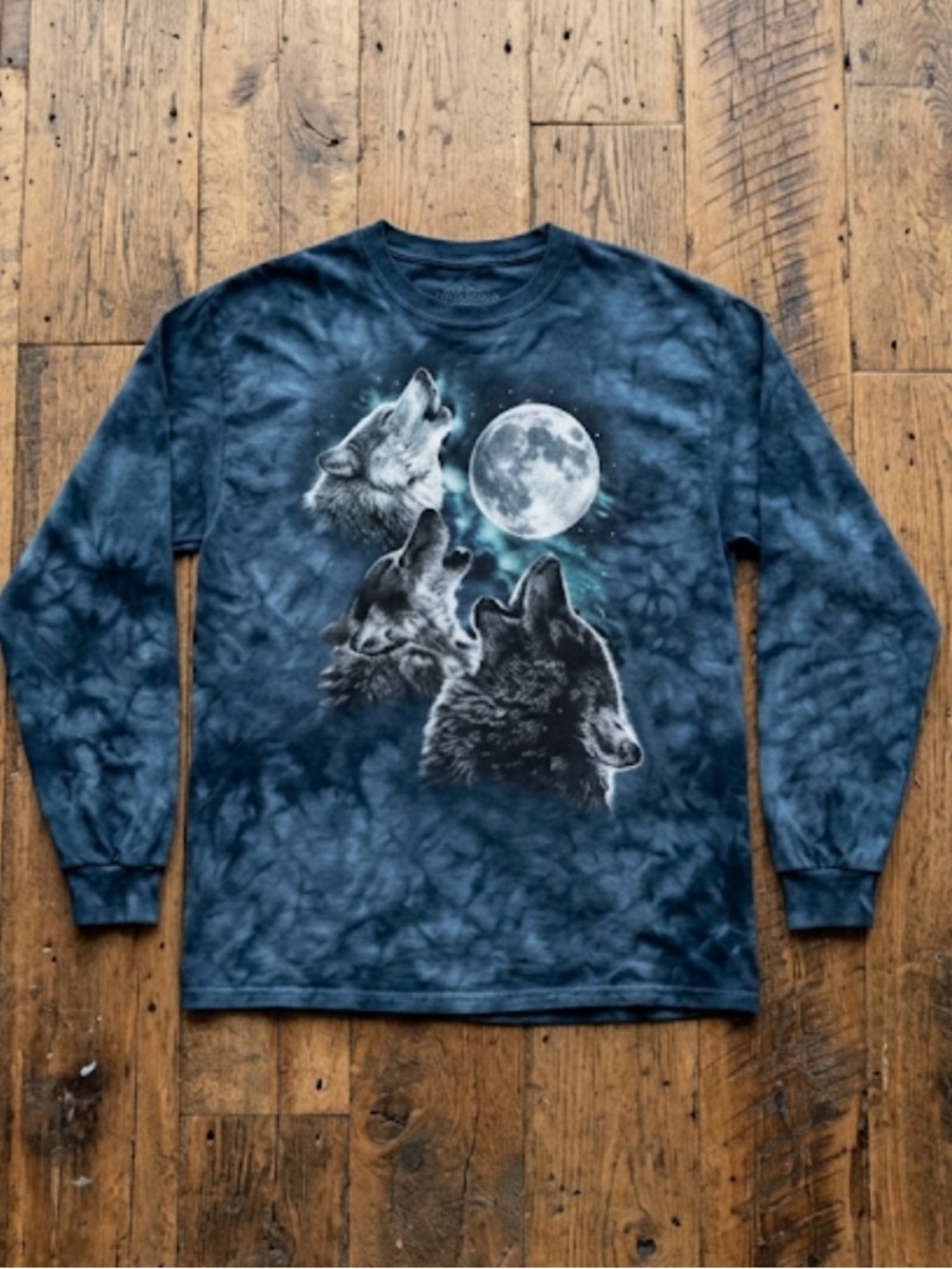 The mountain wolf howling at the moon, long sleeve shirt